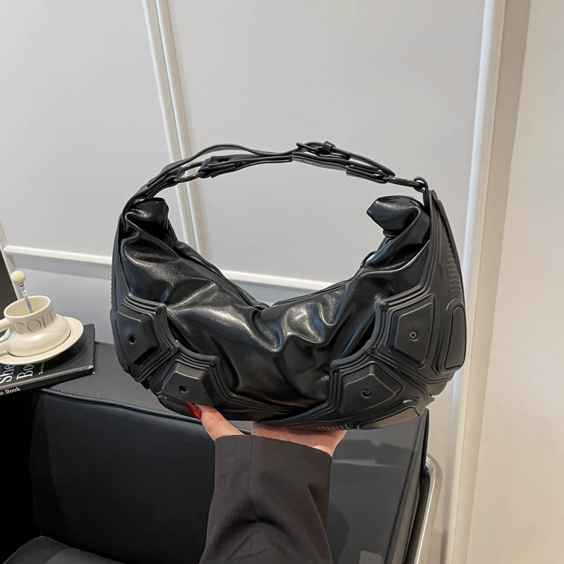 Women Bags 2026 Trends - Модная темная сумка-полумесяц в стиле панк